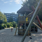 Bild vom Spielplatz anzeigen.