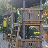 Bild vom Spielplatz anzeigen.