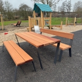 Bild vom Spielplatz anzeigen.