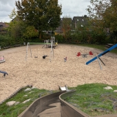 Bild vom Spielplatz anzeigen.