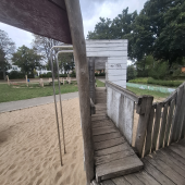 Bild vom Spielplatz anzeigen.