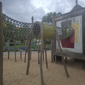 Bild vom Spielplatz anzeigen.