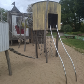 Bild vom Spielplatz anzeigen.