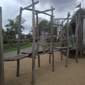 Bild vom Spielplatz anzeigen.