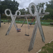 Bild vom Spielplatz anzeigen.