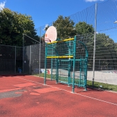 Bild vom Spielplatz anzeigen.