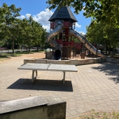 Bild vom Spielplatz anzeigen.