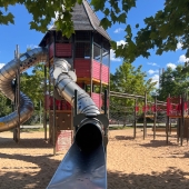 Bild vom Spielplatz anzeigen.