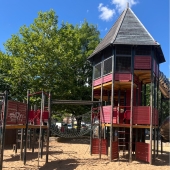 Bild vom Spielplatz anzeigen.