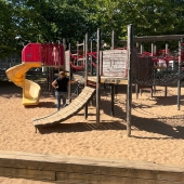 Bild vom Spielplatz anzeigen.