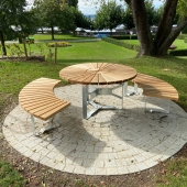 Bild vom Spielplatz anzeigen.