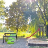 Bild vom Spielplatz anzeigen.