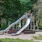 Bild vom Spielplatz anzeigen.
