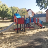Bild vom Spielplatz anzeigen.