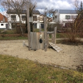Bild vom Spielplatz anzeigen.