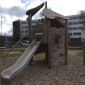 Bild vom Spielplatz anzeigen.