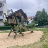 Bild vom Spielplatz anzeigen.
