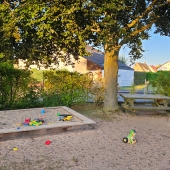 Bild vom Spielplatz anzeigen.