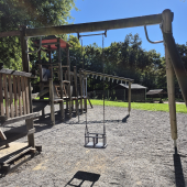 Bild vom Spielplatz anzeigen.