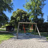 Bild vom Spielplatz anzeigen.