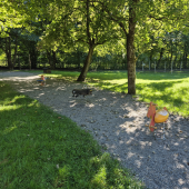Bild vom Spielplatz anzeigen.