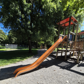 Bild vom Spielplatz anzeigen.