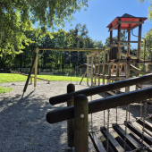 Bild vom Spielplatz anzeigen.