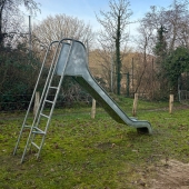 Bild vom Spielplatz anzeigen.