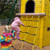 Bild vom Spielplatz anzeigen.