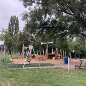 Bild vom Spielplatz anzeigen.