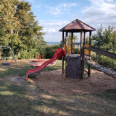 Bild vom Spielplatz anzeigen.