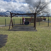Bild vom Spielplatz anzeigen.