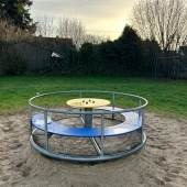 Bild vom Spielplatz anzeigen.