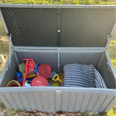 Bild vom Spielplatz anzeigen.