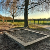 Bild vom Spielplatz anzeigen.