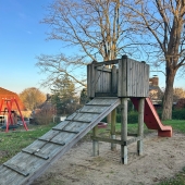 Bild vom Spielplatz anzeigen.