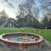 Bild vom Spielplatz anzeigen.