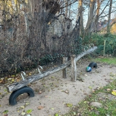 Bild vom Spielplatz anzeigen.