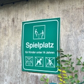 Bild vom Spielplatz anzeigen.