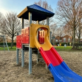 Bild vom Spielplatz anzeigen.