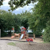Bild vom Spielplatz anzeigen.