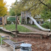 Bild vom Spielplatz anzeigen.