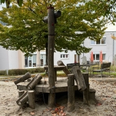 Bild vom Spielplatz anzeigen.