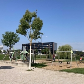 Bild vom Spielplatz anzeigen.