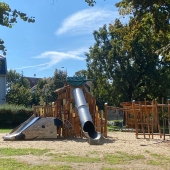 Bild vom Spielplatz anzeigen.