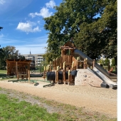 Bild vom Spielplatz anzeigen.