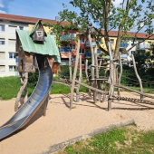 Bild vom Spielplatz anzeigen.