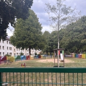 Bild vom Spielplatz anzeigen.