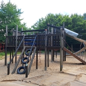 Bild vom Spielplatz anzeigen.