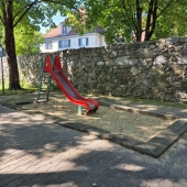 Bild vom Spielplatz anzeigen.